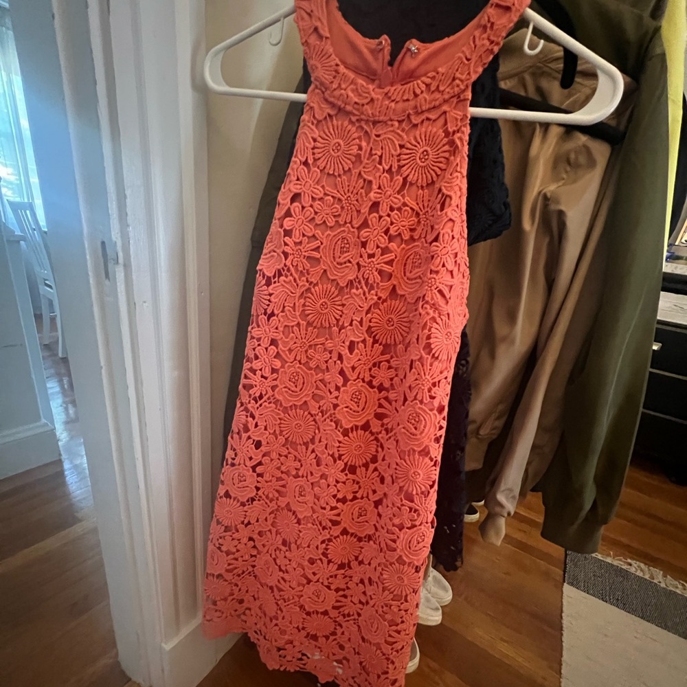 NWT Lulu’s ‘Love Poem CORAL Lace Mini Dress’ Size M. CORAL PINK